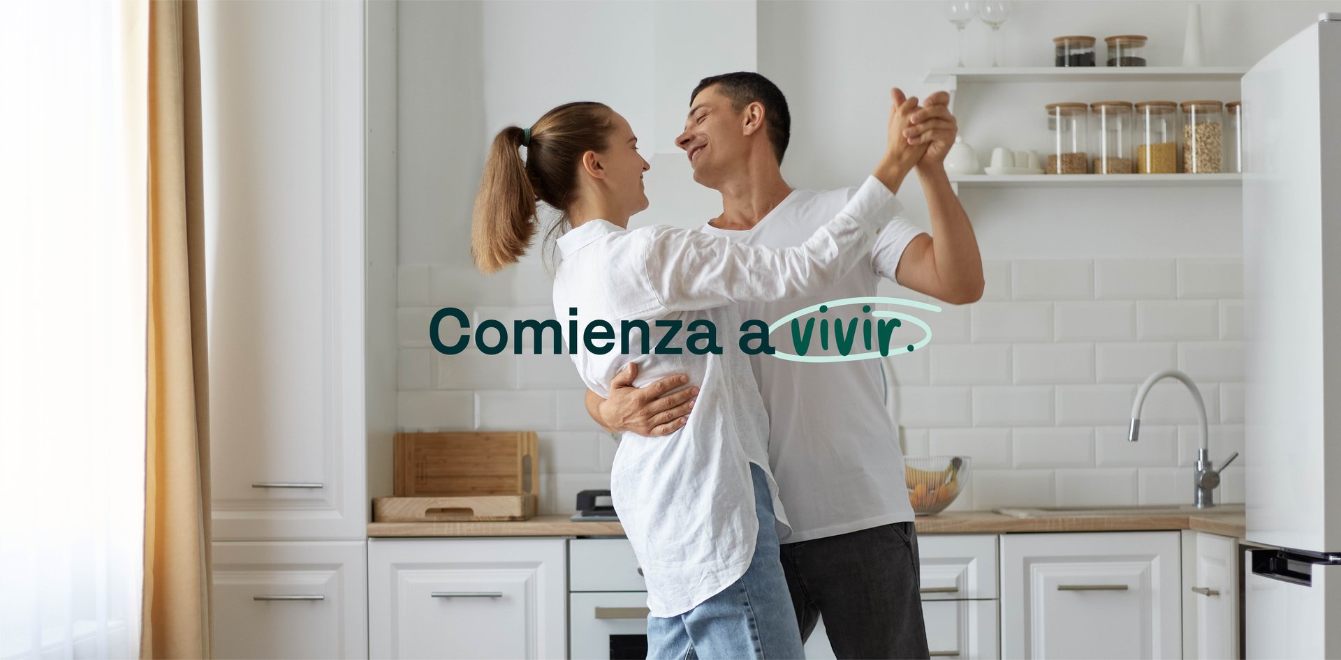 Comienza a vivir. Pareja bailando en la cocina de su nuevo hogar