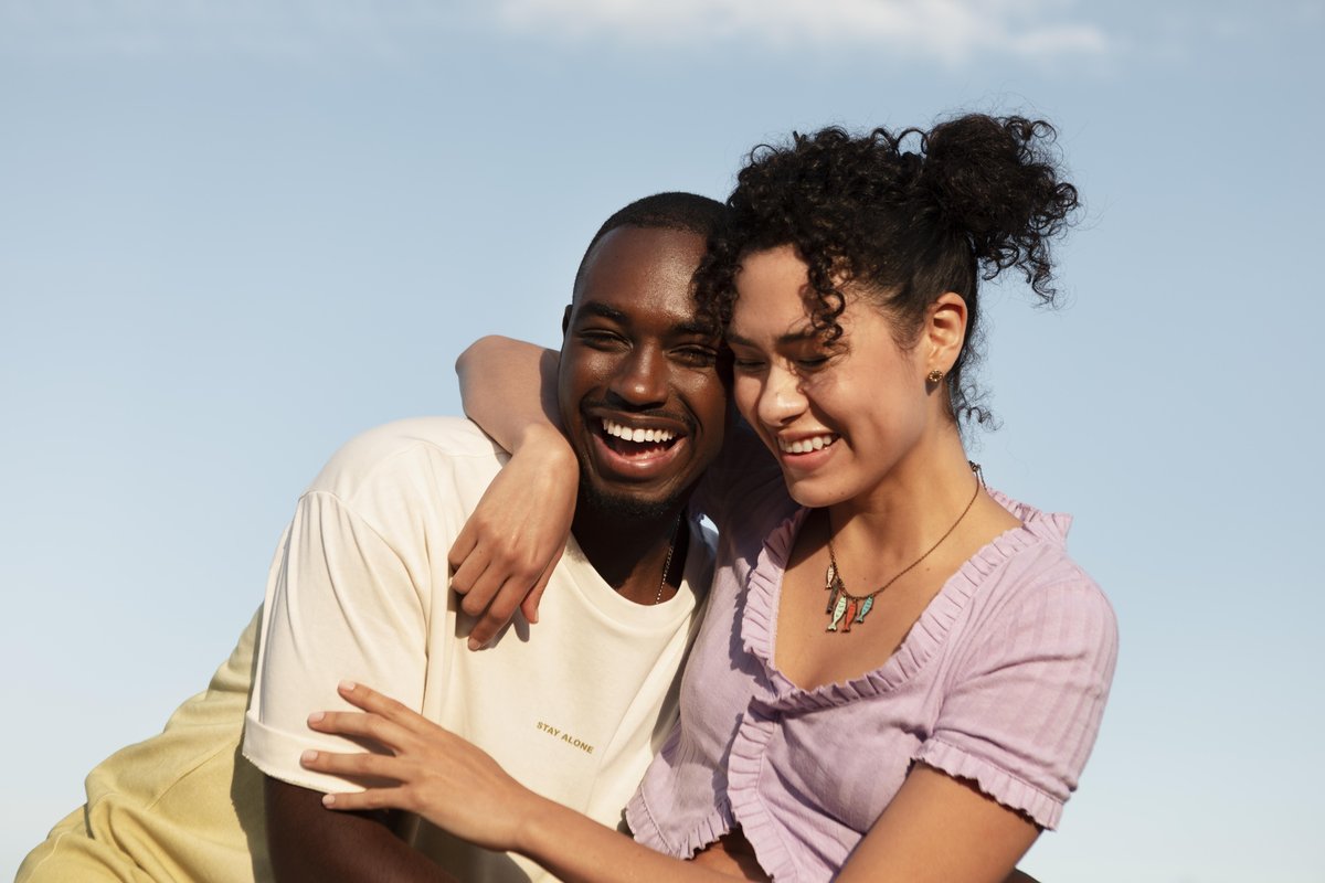 Pareja feliz abrazada, clientes de Vive tu Crédito