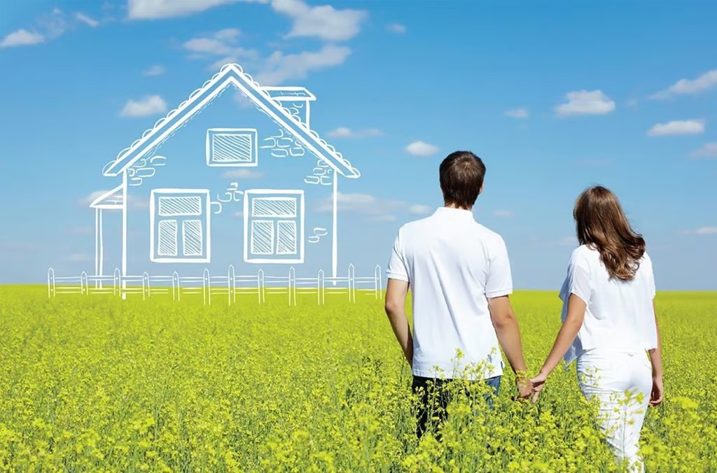 Pareja frente a un terreno donde construirán su casa