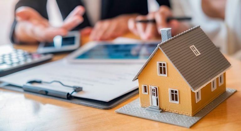 Documentos y maqueta de una casa