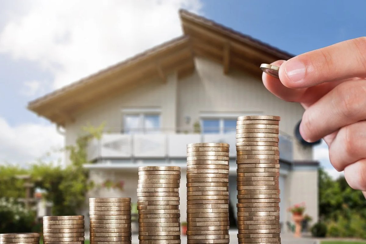 Casa con monedas apiladas