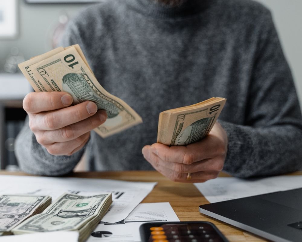 Persona contando billetes
